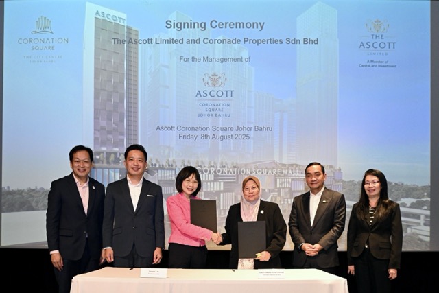 The hotel management agreement for Ascott Coronation Square Johor Bahru was signed by Serena Lim, Chief Growth Officer, Ascott (third from left) and Datin Paduka Alinah Ahmad, Director of Corporate Relations, Coronade Properties (third from right). The signing was witnessed by Guests of Honour Mr Alvin Tan, Minister of State, Ministry of Trade and Industry and Ministry of National Development, Singapore (second from left), Yang Amat Berhormat Dato’ Onn Hafiz bin Ghazi, Menteri Besar of Johor (second from right), alongside Mr Kevin Goh, Chief Executive Officer, The Ascott Limited and Lodging, CapitaLand Investment (left most) and Ms Chew Siou Hong, Development Director of Coronade Properties (right).