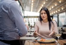 Elle refuse ses avances, le serveur lui jette de l’eau de vaisselle brûlante dans un restaurant à Bordeaux