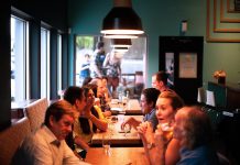 Paris : les clients d’un restaurant clandestin refusent d’être contrôlés par les forces de l’ordre