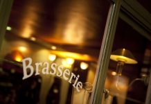 Un bar parisien récompense les personnes vaccinées Window of a French bistro in Paris @ credit Depositphotos