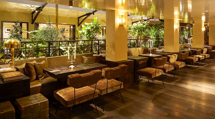 En 2015 en collaborant avec Michel Besmond alors DG du lieu, la décoratrice Laura Gonzalez avait su redonner un second souffle à l'Alcazar Paris