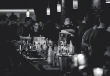 Covid-19 : dans les bars et les cafés, la consommation debout interdite à partir du 3 janvier pour trois semaines