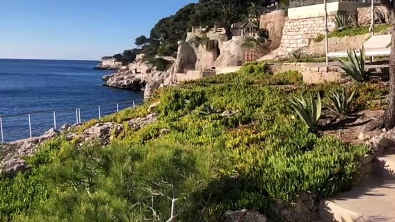 Visite guidée de l’hôtel 5 étoiles du XV de France à Cassis, Les Roches Blanches Visite guidée de l’hôtel 5 étoiles du XV de France à Cassis, Les Roches Blanches