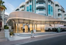 Faits divers | A Cannes, deux individus escaladent l’hôtel Marriott et dérobent les affaires d’une cliente