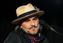 Stephan Eicher raconte sa passion pour les hôtels, dans lesquels il aime écrire, composer et enregistrer