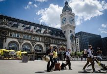 A Paris, la baisse de l’euro face au dollar fait le bonheur des touristes américains