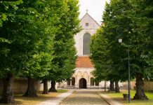 Le domaine de l’abbaye de Pontigny, dans l’Yonne, sera bien vendu à la fondation François Schneider