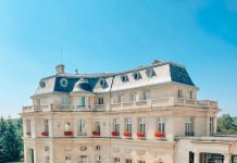 Enchères, La Chapelle-en-Serval | Le mobilier du Mont Royal Chantilly aux enchères avant sa fermeture le 1er novembre
