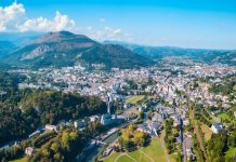 Lourdes, suite du Covid | Le chemin de croix judiciaire des hôteliers en conflit avec leur assureur Axeria ! Lourdes, vue panoramique @ credit Depositphotos