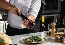 Restauration | En 2025, au plus tard, les plats « non faits Maison » devront être signalés, vraie ou fausse bonne idée ? Plat maison ou non : une dernière touche personnelle pour échapper à la mention ? @ credit Depositphotos
