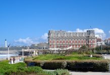 Scandale, Biarritz | Bizutage à l’Hôtel du Palais, départ du Chef étoilé ! View of Biarritz with Eugenie Palace @ credit Depositphotos