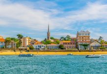 Polémique, Arcachon | Le futur hôtel Les Vagues*****, verrue environnementale ? Arcachon avec Les Vagues, à droite @ credit Depositphotos