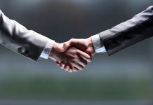 Transaction | La famille Bazin cède son hôtel du Cap-Ferret The businessman. Hand for a handshake. The conclusion of the transaction. @ credit Depositphotos