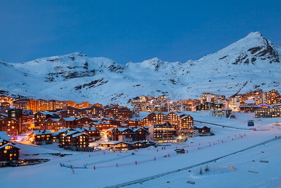 Saisonniers, Social | La station de Val Thorens au chevet des saisonniers ! Val Thorens by night @ credit Depositphotos