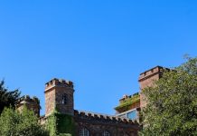Ouverture, Côte d’Azur | Le Château de Théoule (Millésime) ouvrira le 8 mars 2024 Château de Théoule, la plage blanche et le Château @ credit Millesime collection