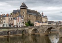 Projet, Mayenne | Bientôt un nouvel hôtel 4* à Laval ? Vue de Laval en Mayenne @ credit Depositphotos