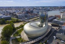 Restauration, Bordeaux | Cité du vin , appel à candidature pour l’exploitation du restaurant panoramique ! BORDEAUX, FRANCE, September 9 2019: La Cite du Vin, the wine museum of Bordeaux near to Garonne River. Bordeaux, Aquitaine, France @ credit Depositphotos