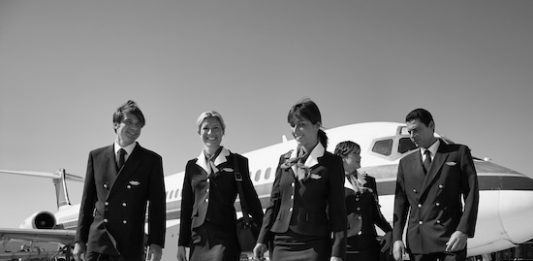 Social | Air France vs 4000 hôtesses et stewards aux prud’hommes Italy, Sardinia, Olbia International Airport, flight assistants near an airplane @ credit Depositphotos