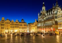 Belgique | À Bruxelles, des hôtels en mal de rentabilité The Grand Place in Brussels in a beautiful summer nigth, Belgium @ credit Depositphotos