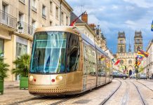 Ouverture, 2026/2027 | Un futur hôtel Radisson 4* sur le site de l’hôtel-Dieu à Orléans ! Tram on Jeanne d'Arc street in Orleans @ credit Depositphotos