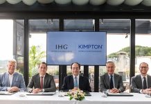 Ouverture 2025, Italie | Kimpton Hotels & Restaurants débarque en Sicile ! De gauche à droite : Hylko Versteeg, IHG Hotels & Resorts ; Éric Viale, IHG Hotels & Resorts ; Philippe Berman, Société Turistique Alberghiera Taorminese ; Raffaele Ranucci, Société Turistique Alberghiera Taorminese ; Fabrizio Piolanti @ credit IHG