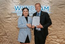 Ouverture 2027, Thaïlande | La marque « Registry Collection Hotels » de Wyndham arrive en Asie-Pacifique Miss Athithan Theansukont, CEO of The Ozone Group Phuket Limited, and Mr. Geoff Ballotti, President & CEO of Wyndham Hotels & Resorts@ credit The Ozone Group Phuket