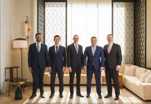 Transaction, Japon | Axe Management Partners finalise l’achat de trois hôtels d’Osaka auprès de CapitaLand Ascott Trust Signature de l'accord entre IHG et Axe Management. De gauche à droite, Abhijay Sandilya (directeur général - Japon et Micronésie, IHG), Sam Lau (fondateur et associé directeur, Axe Management), Elie Maalouf (PDG, IHG), Gary Kwok (fondateur et PDG, Axe Management), Kenneth Macpherson (PDG - Europe , Moyen-Orient, Asie et Afrique, IHG). @ credit Axe Management Partners