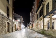 Ouverture 2026, Espagne | Un premier hôtel de grand luxe pour la région des Asturies Night in the old Spanish city of Aviles, Asturias @ credit Depositphotos