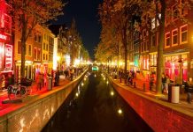 Pays-Bas | Amsterdam interdit la création d’hôtels pour lutter contre le tourisme de masse Amsterdam, Quartier rouge @ credit Depositphotos