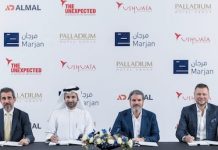 Ouverture, UAE | ‘Ushuaïa Unexpected Hotels & Residences’ signe l’arrivée de l’espagnol Palladium au Moyen-Orient Signature de l'accord avec, de droite à gauche, Dmitriy Starovoitov, Jesús Sobrino, Abdulla Al Abdouli et Khaled Assaf, Commercial Director, Al Marjan Island.