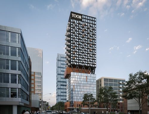 TOOR Hotel, un hôtel et des résidences de style de vie urbain au centre-ville de Toronto où vous pourrez séjourner avec style en ville. Située dans le Garden District, cette propriété de destination avant-gardiste propose des chambres sur mesure, des résidences de location haut de gamme, le Muse Bistro + Bar, ainsi que des équipements et des espaces événementiels haut de gamme, dont une terrasse de 3 000 pieds carrés. (Groupe CNW/L'Hôtel TOOR)