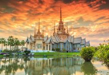 Thaïlande, Économie | Prolongation pour 2 années du dispositif d’exonération de la taxe hébergement pour soutenir le tourisme Wat thai, sunset in temple Thailand,They are public domain or treasure of Buddhism @ credit Depositphotos