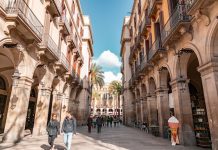 Espagne, horizon 2028 | La location d’appartements de vacances bientôt interdite à Barcelone ! Placa Reial in Barcelona, Spain @ credit Depositphotos