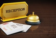 France | Le secteur hôtelier, tour d’horizon Hotel key card, bell and reception sign on hotel front desk. 3D illustration