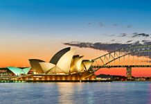 Australie, branding | À Sydney, deux conversions pour IHG ! Sydney. New South Wales. Australia. The Opera House at sunset and the harbour bridge