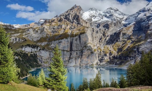 Supprimer l'arrière-plan Enregistrer Part Échantillon Incroyable Oeschinnensee turquoise dans les Alpes suisses, @ credit Depositphotos