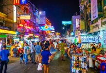 Ouverture 2026, Thaïlande | Dusit International va gérer un complexe Hôtel+Résidence de luxe à Bangkok BANGKOK, THAILAND - APRIL 24, 2019: The tourist Khaosan Road is the main all night partying place with numerous bars, shops, hotels and other entertainments for tourists, on April 24 in Bangkok