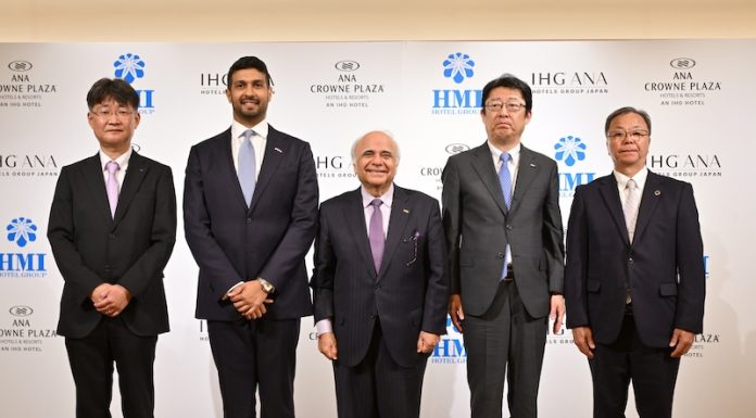 Au milieu, Abhijay Sandilya (IHG) et Hira Ryuko (HMI)@ credit OfficialPhotoFromPressEvent