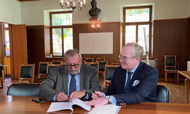 Martin Smura (veste bleue), PDG de Grand Metropolitan Hotels, et Robert Egelé (à g.), propriétaire de l’ancien centre médical du Salem@ credit GMH