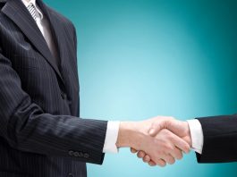 Espagne et Portugal | Tikehau Capital et Quest Capital lancent Selecto, une plateforme hôtelière en franchise avec IHG business man positive deal with handshake isolated
