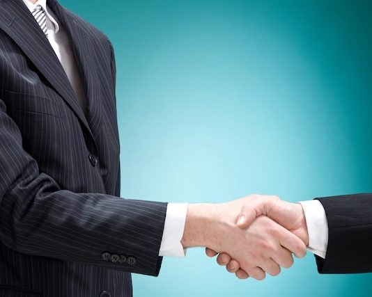 Espagne et Portugal | Tikehau Capital et Quest Capital lancent Selecto, une plateforme hôtelière en franchise avec IHG business man positive deal with handshake isolated