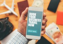 Voyage d’affaires, USA | 140 M$ levés pour Hotel Engine pour développer sa plateforme Book your business travel now online mobile app. Man holding smartphone with mock up application screen related to holiday vacation journey trip