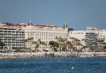 MICE | Cannes est élue Meilleure Destination au Monde 2024 pour les Festivals et Événements Cannes, France - August 1, 2024: View of the famous Carlton Hotel in Cannes on the Croisette