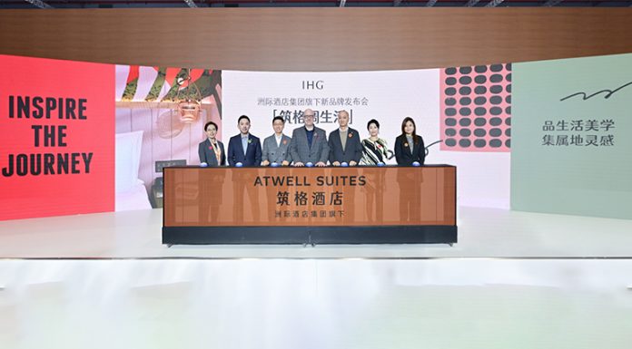 Alice Du, directrice financière, IHG Greater China ; Ivan Chen, vice-président du cycle de vie et de la croissance des hôtels, IHG Greater China ; Kent Sun, directeur du développement, IHG Greater China ; Daniel Aylmer, directeur général, IHG Greater China ; Jerome Qiu, directeur de l'exploitation, IHG Greater China ; Rita Jiang, directrice commerciale et marketing, IHG Greater China et Ying Ying Koh, vice-présidente, performance des franchises et Holiday Inn Express, IHG Greater China (de gauche à droite), ont assisté à la cérémonie de lancement de la marque Atwell Suites.
