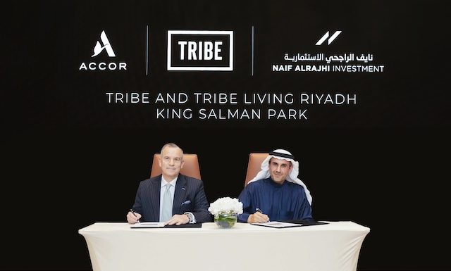 Cérémonie de signature,Duncan O'Rourke et Naif Saleh Alrajhi, Président-directeur général de Naif Alrajhi Investment