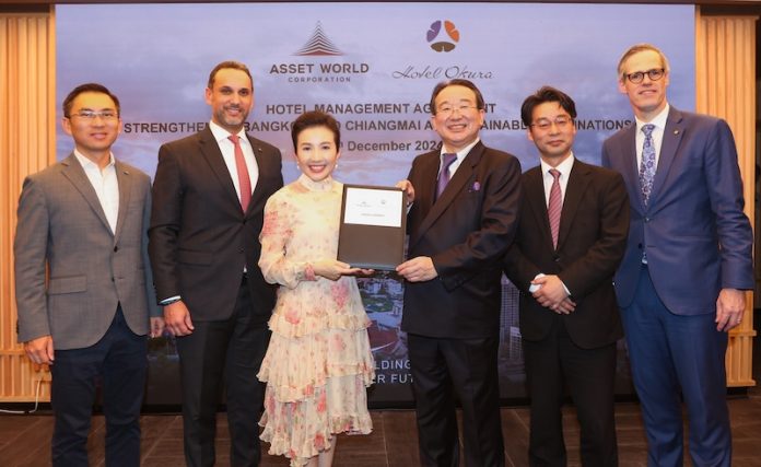 Wallapa Traisorat (au centre à gauche), PDG d'Asset World Corporation, et Toshihiro Ogita (au centre à droite), président d'Hotel Okura, lors de la cérémonie de signature (Photo : Business Wire)