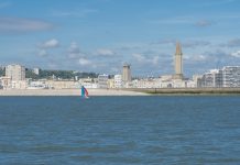 Dans la presse | Appel à candidatures pour restaurants de plage au Havre et projet à Charleville-Mézières Le Havre, France - 05 30 2019: View of the city from the sea