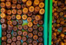 Éthique et canelés | La maison Baillardran condamnée à 100.000 € d’amende pour pratiques commerciales trompeuses Baked Canele, French pastry flavored with rum and vanilla, specialty of Bordeaux region, France