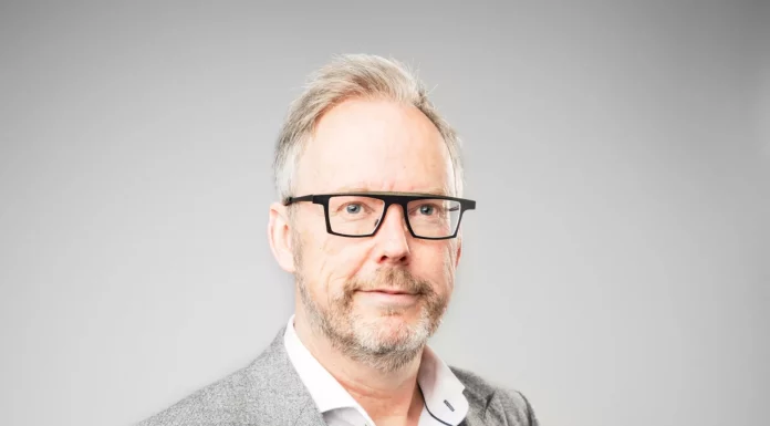 Jos Vranken nommé nouveau président du conseil d'administration de l'école hôtelière de La Haye.webp