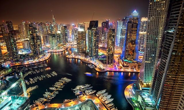 Dubaï, la nuit @ credit Depositphotos
